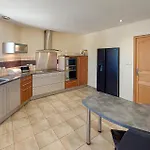 Сasa de vacaciones Nice Home In Sainte-Gemme-La-Plaine